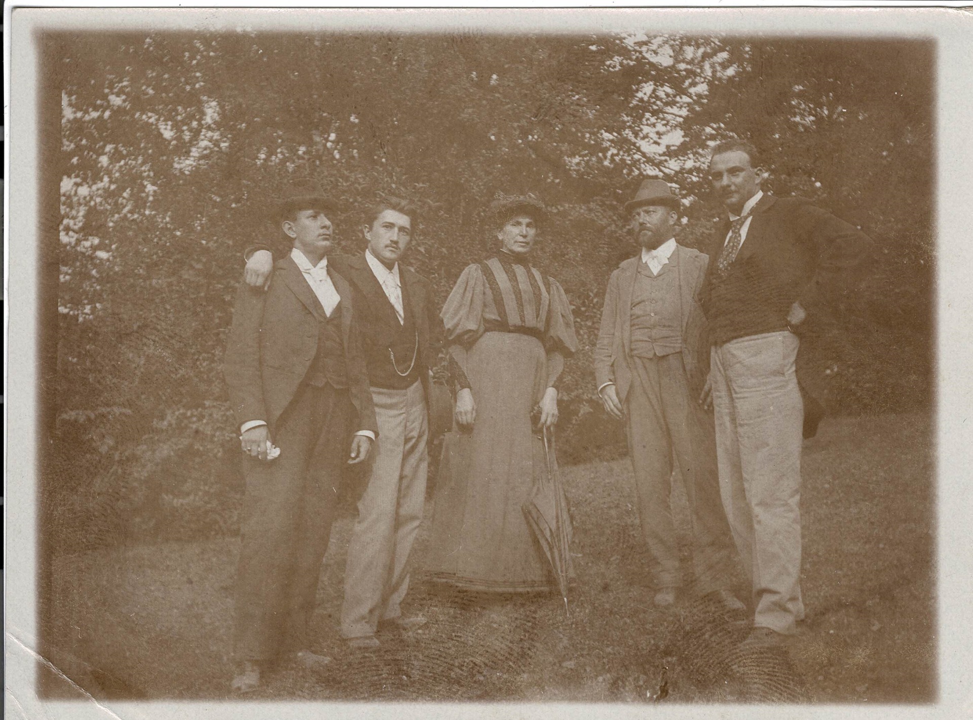 České kvarteto s neznámou ženou, cca 1895; K. Hoffmann, J. Suk, H. Wihan a O. Nedbal