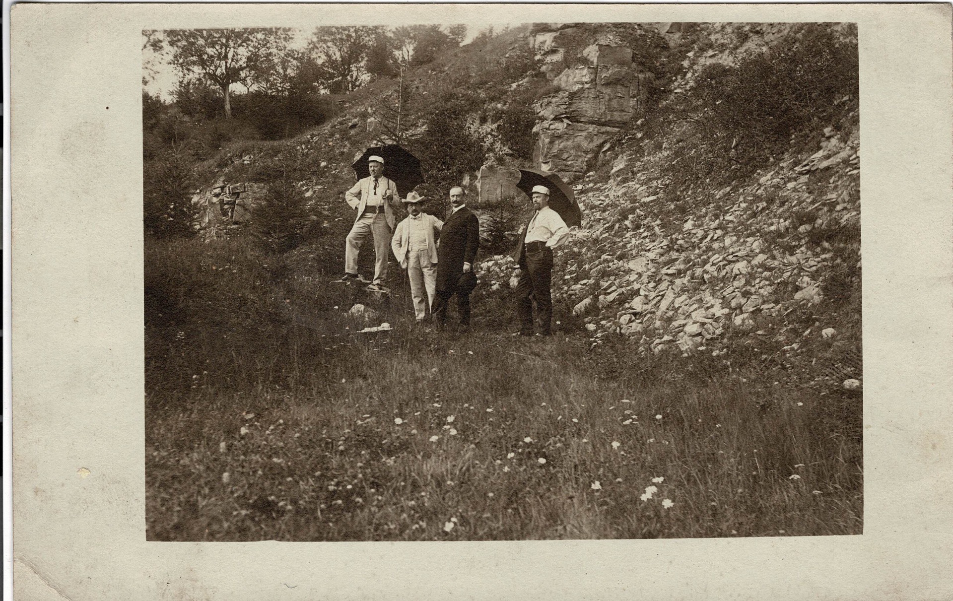 H. Wihan, František Ondříček, neznámý muž a Josef Wihan v Brandýse nad Orlicí; cca 1910