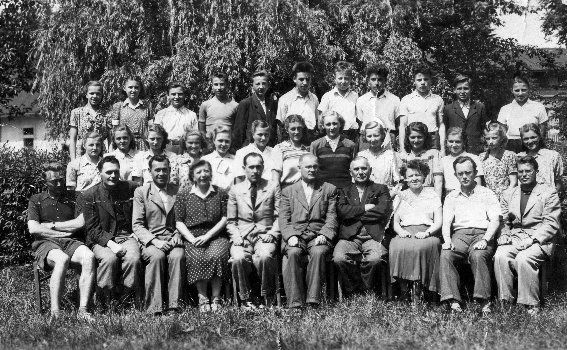 Josef Škvorecký (druhý zprava v dolní řadě) jako učitel v polické škole; foto ze sbírky Milana Košťála