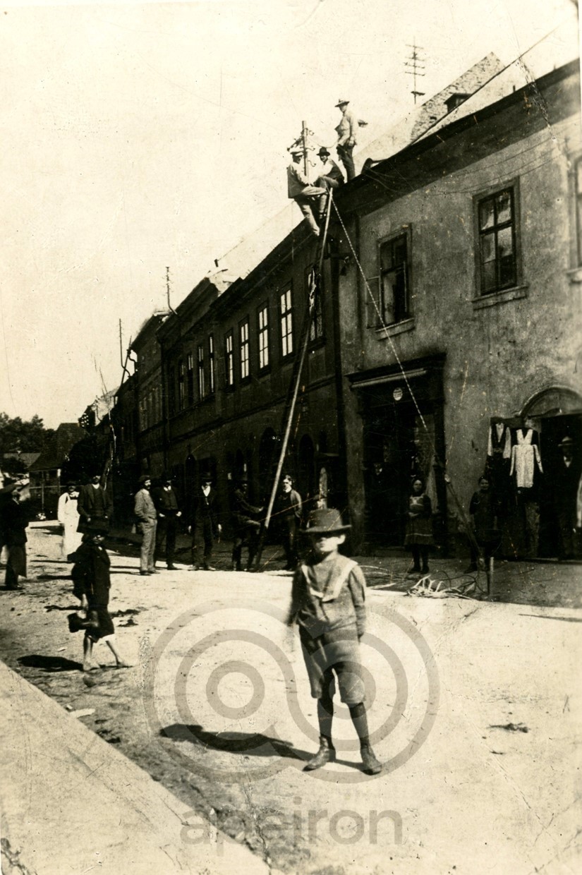 Montáž elektrického vedení v dnešní Kostelní ulici, 1913; sbírka Milana Košťála